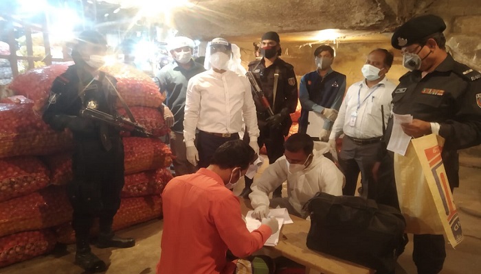 কারওয়ান বাজারে ১১ দোকানিকে জরিমানা