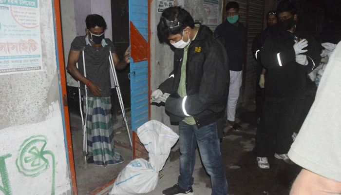 রাতের আঁধারে ঘরে ঘরে খাদ্য পৌঁছে দিল র‌্যাব