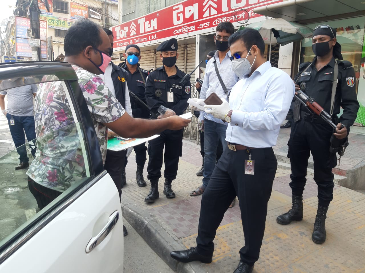 রাস্তায় অহেতুক ঘোরাফেরায় ৫০ জনকে জরিমানা