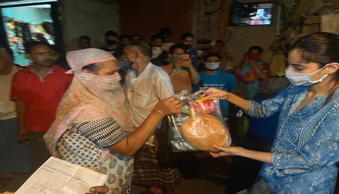 যাকাত সহায়তা দিলেন অভিনেত্রী নুসরাত