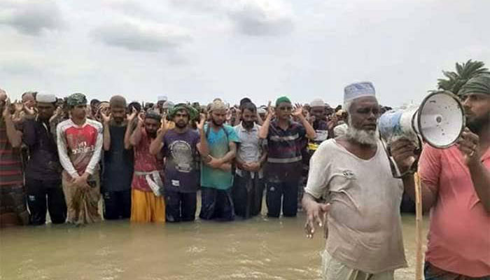 ‘হাঁটু পানিতে ঈদের নামাজ’ ভাইরাল