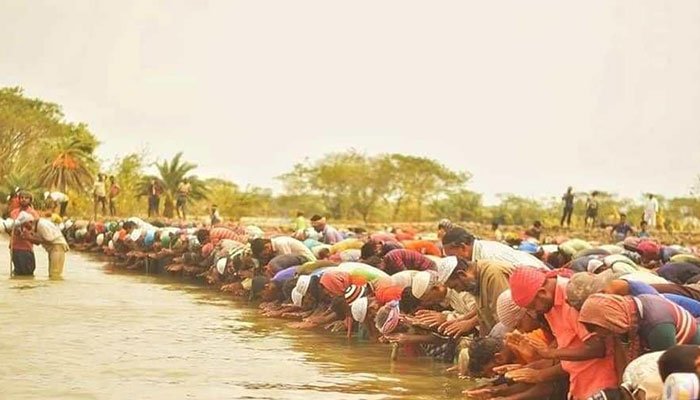 ‘হাঁটু পানিতে ঈদের নামাজ’ ভাইরাল