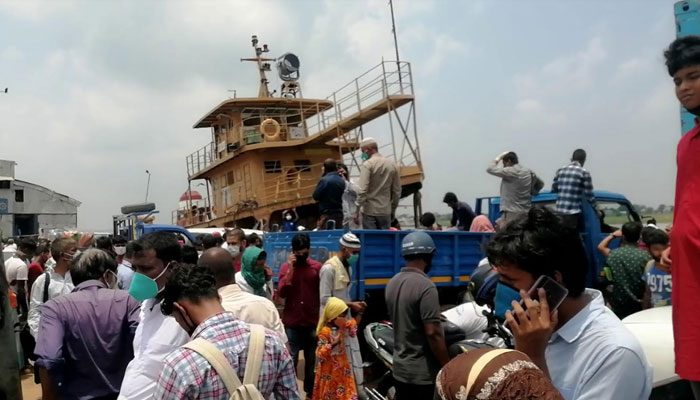 ঢাকামুখী যাত্রীদের প্রচণ্ড ভীড় কাঁঠালবাড়ি ঘাটে