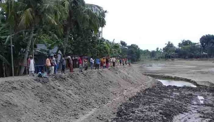 শত বছরের পুকুর সংস্কারে পুলিশের বাধা