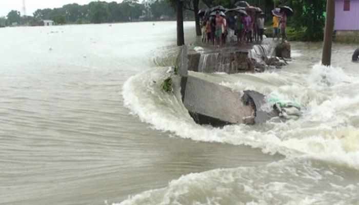 দক্ষিণের নদনদীতে বিপৎসীমার ওপর দিয়ে জোয়ার
