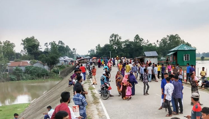স্থলবন্দরে উপচে পড়া জনস্রোত