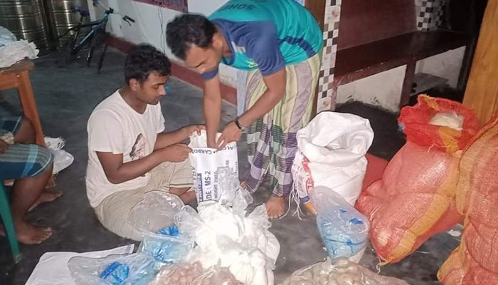 রাঙাবালিতে দুস্থদের ত্রাণ দিলেন ছাত্রলীগ নেতা সোহেল