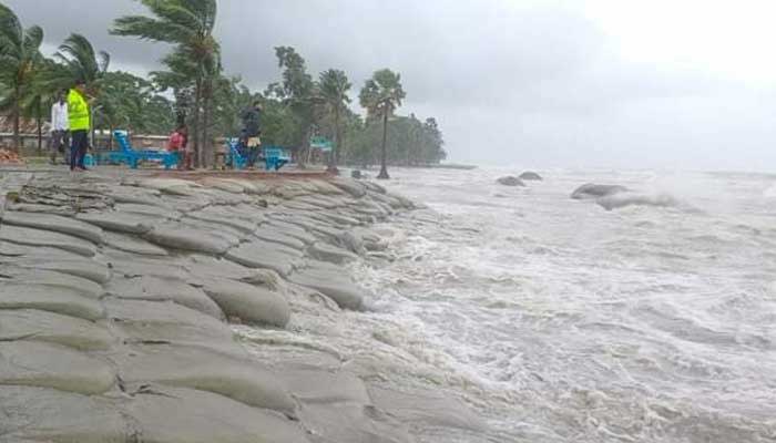 বরগুনা পার হচ্ছে 'আমফান', বাতাসের বেগ ৮০ কিমি