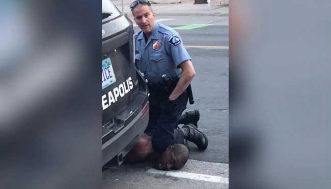 গলায় হাঁটুর চাপে কৃষ্ণাঙ্গ নাগরিকের মৃত্যু