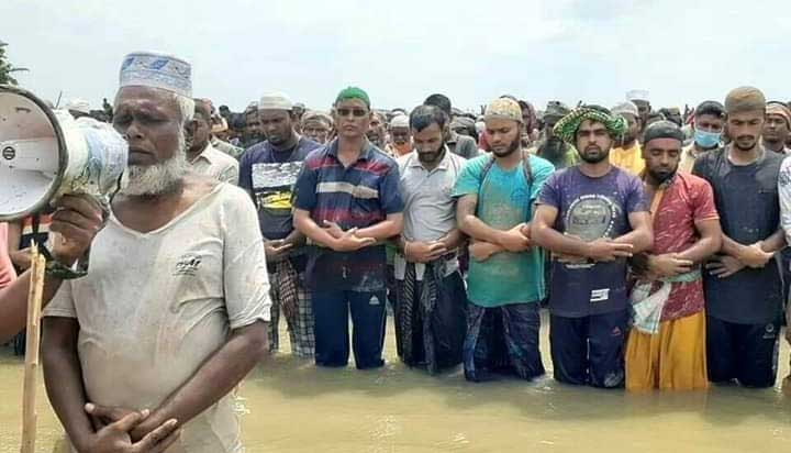 ‘হাঁটু পানিতে ঈদের নামাজ’ ভাইরাল
