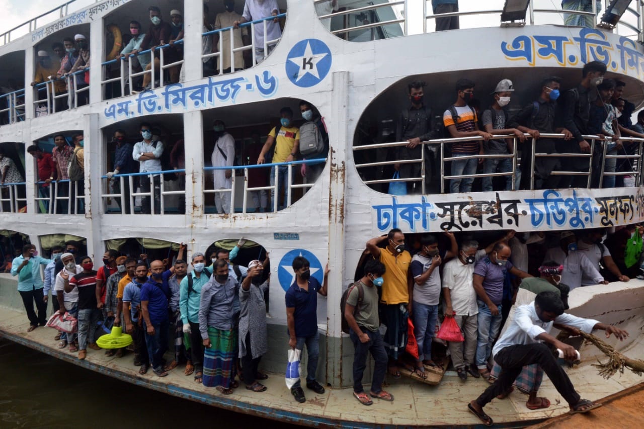 লঞ্চ চলাচল শুরু, হাত ধুতে নারাজ যাত্রীরা