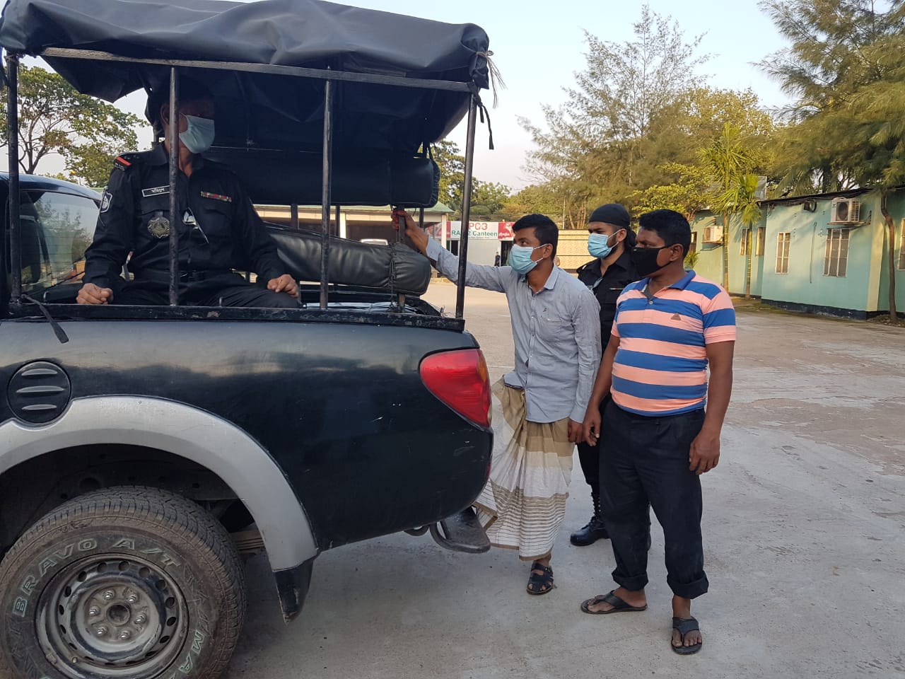 পাকস্থলীতে ইয়াবা ও ১৮ লাখ টাকাসহ মাদককারবারি গ্রেপ্তার 