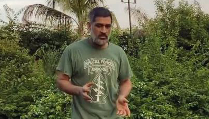 লকডাউনে ধোনির চেহারার হাল (ভিডিও)