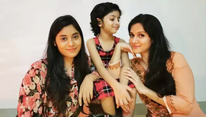 কন্যা-বোনকে নিয়ে খোলা জানালার শুটিংএ মিথিলা