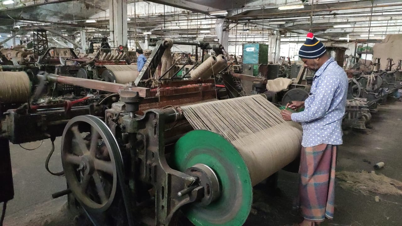 স্বেচ্ছা অবসরে ২৫ হাজার পাটকল শ্রমিক