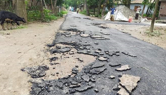 অনিয়মের প্রতিবাদ করে মামলা খেল গ্রামবাসী