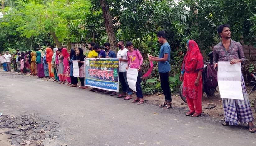 অনিয়মের প্রতিবাদ করে মামলা খেল গ্রামবাসী