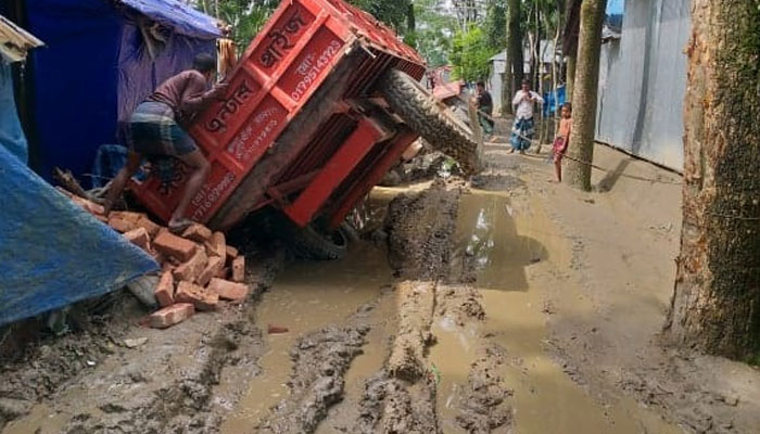 সড়কের বেহাল দশা, দেখার কেউ নেই!