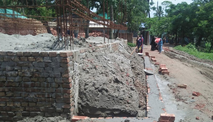 রাস্তা দখল করে ব্যাংক কর্মকর্তার বাড়ি নির্মাণ