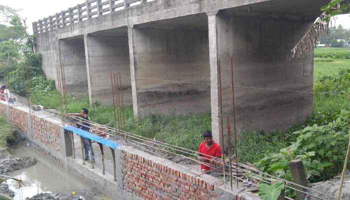 খালে দেয়াল নির্মাণ, দেখার কী কেউ নেই