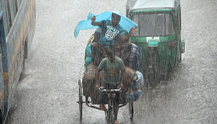 সড়কে পানি, বিড়ম্বনায় পথচারীরা