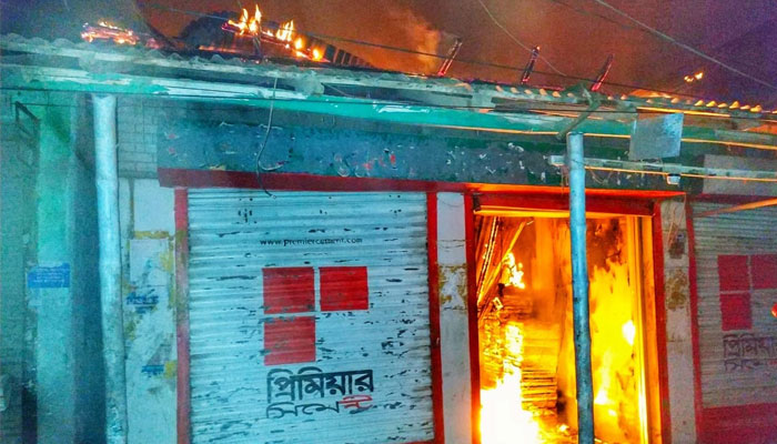 গোডাউন আগুন, পুড়ে ছাই অর্ধকোটি টাকার পণ্য