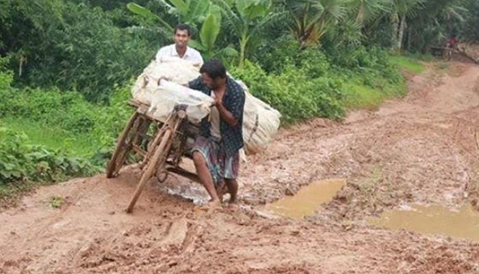 একটু বৃষ্টিতেই পাহাড়ি রাস্তায় কাদার পাহাড়