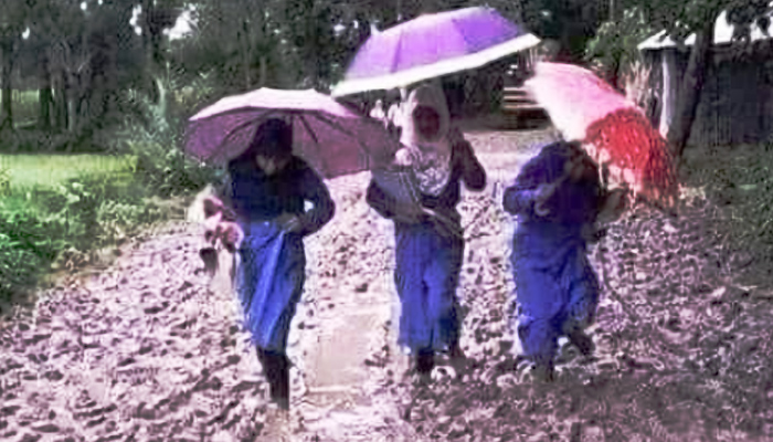 একটু বৃষ্টিতেই পাহাড়ি রাস্তায় কাদার পাহাড়
