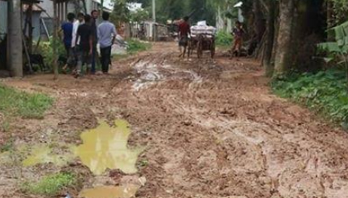 একটু বৃষ্টিতেই পাহাড়ি রাস্তায় কাদার পাহাড়