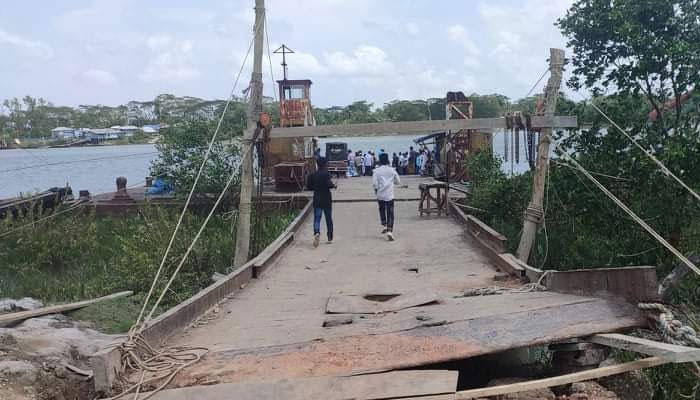 অবহেলিত বালিয়াতলী খেয়াঘাটের সংস্কার কাজ শুরু