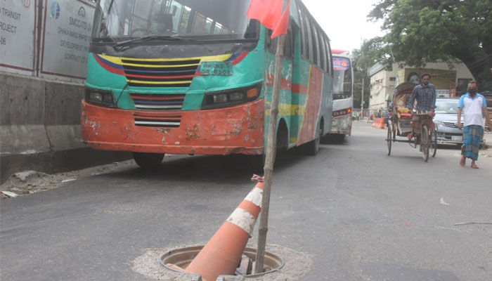 ঝুঁকি নিয়ে চলছে যানবাহন