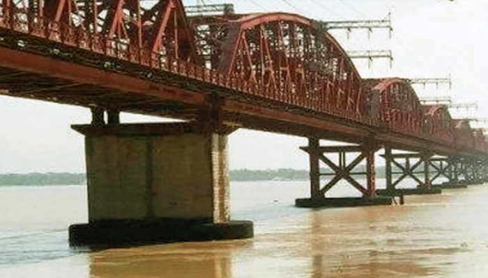 হার্ডিঞ্জ ব্রিজ পয়েন্টে পানি বৃদ্ধি,পদ্মায় ভাঙনও শুরু