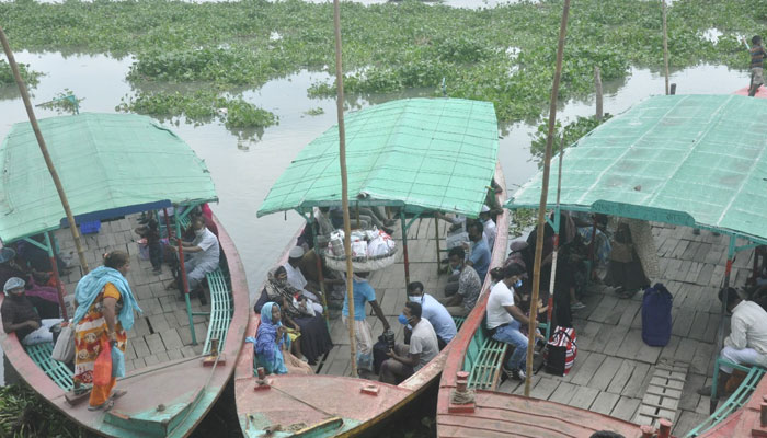 স্বাস্থ্যবিধি না মেনেই ট্রলারে চড়ছে যাত্রীরা