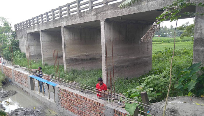খালে দেয়াল নির্মাণ, দেখার কী কেউ নেই