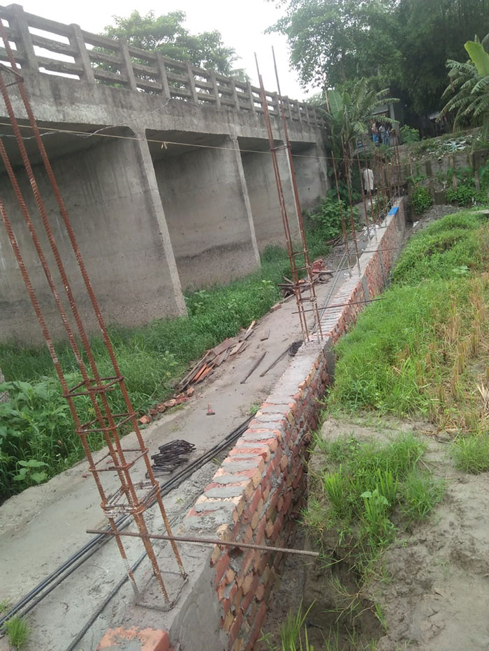 খালে দেয়াল নির্মাণ, দেখার কী কেউ নেই