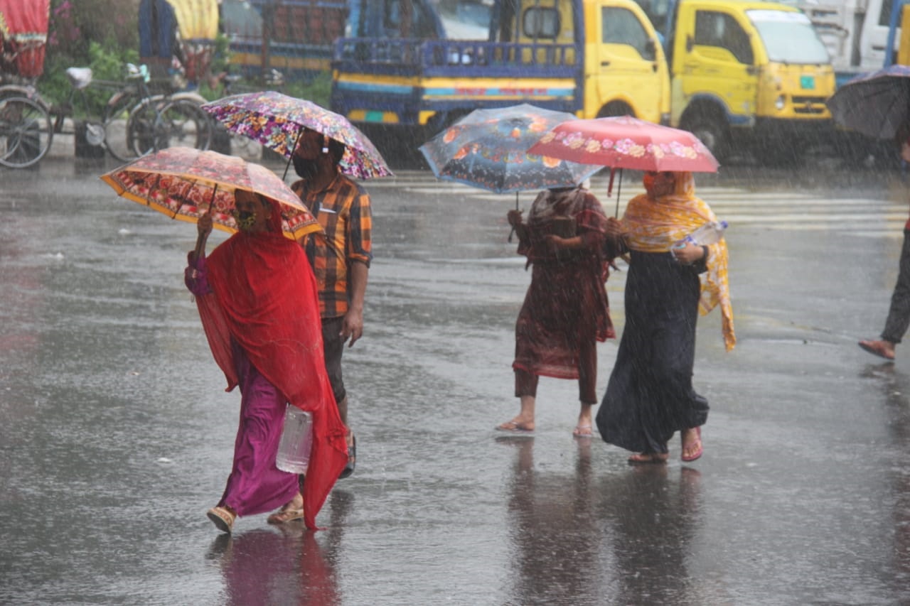 করোনা আক্রান্ত নগরে বৃষ্টির বিড়ম্বনা
