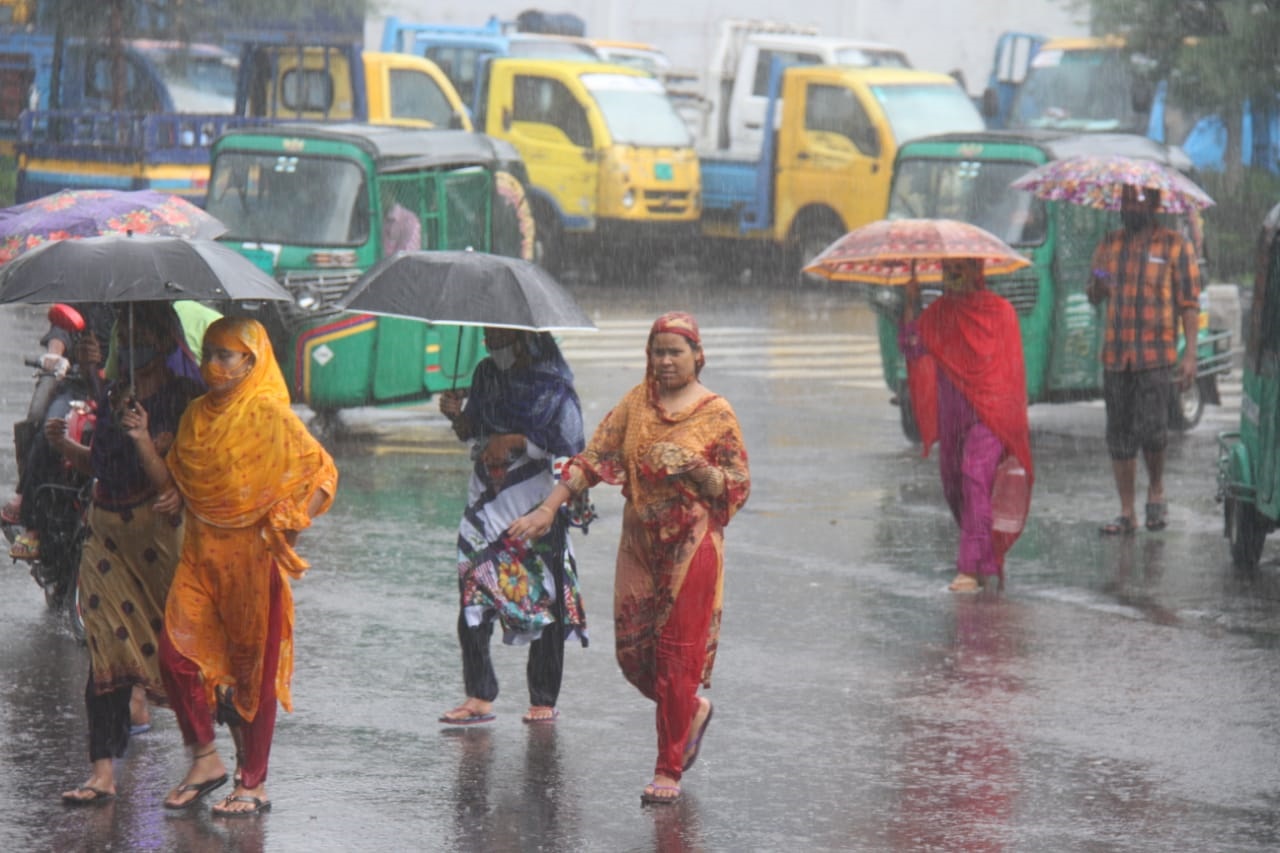 করোনা আক্রান্ত নগরে বৃষ্টির বিড়ম্বনা