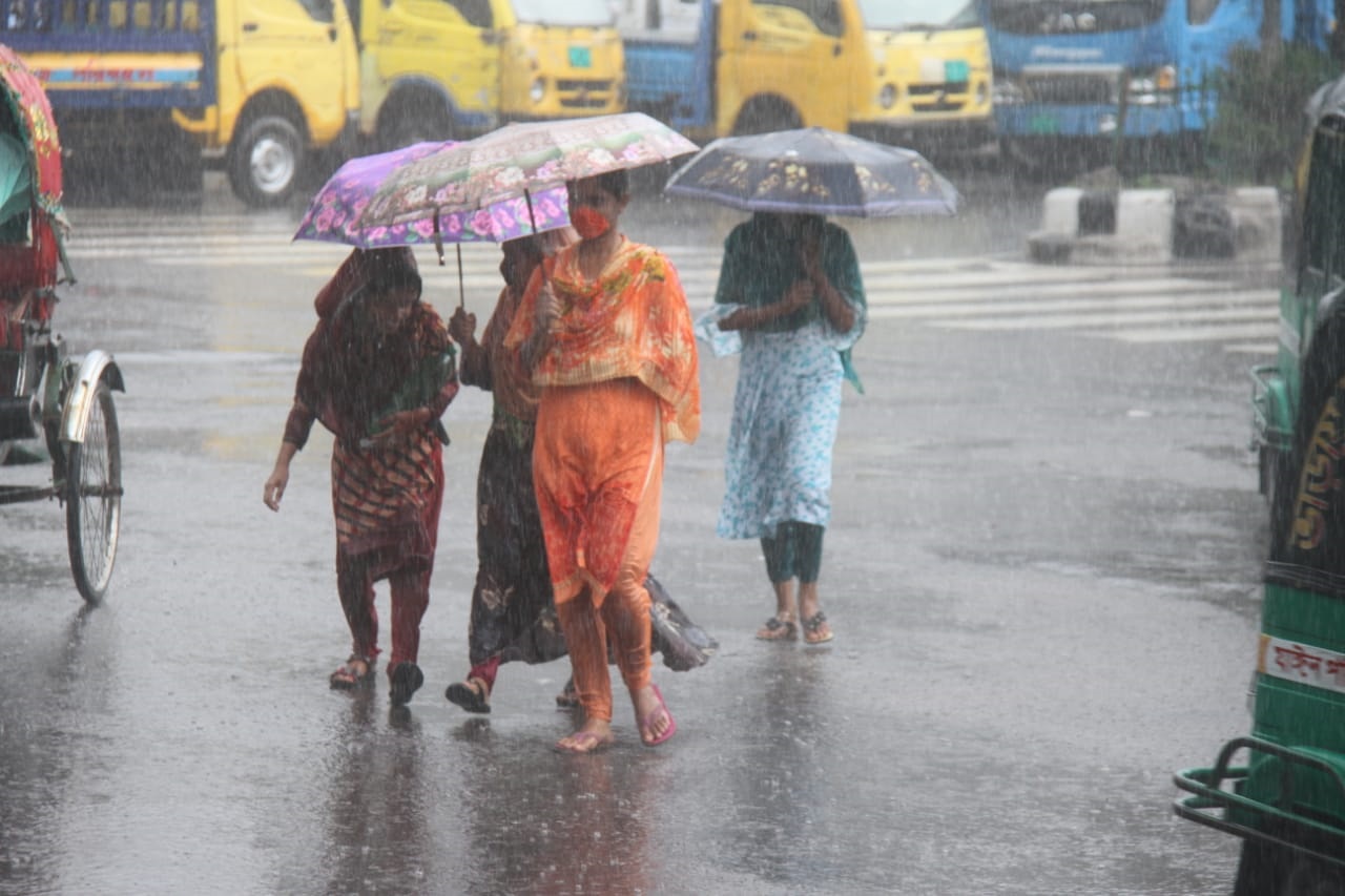 করোনা আক্রান্ত নগরে বৃষ্টির বিড়ম্বনা