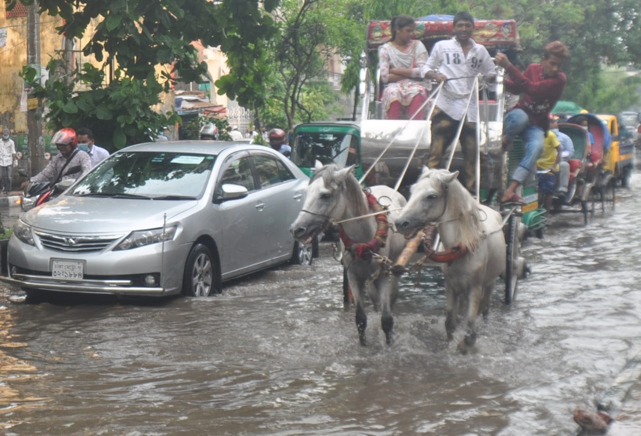 করোনা আক্রান্ত নগরে বৃষ্টির বিড়ম্বনা