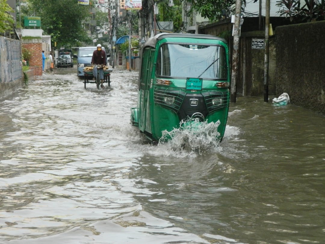 করোনা আক্রান্ত নগরে বৃষ্টির বিড়ম্বনা