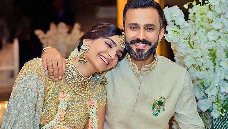 আইফেল টাওয়ারের নিচে প্রথম চুমু
