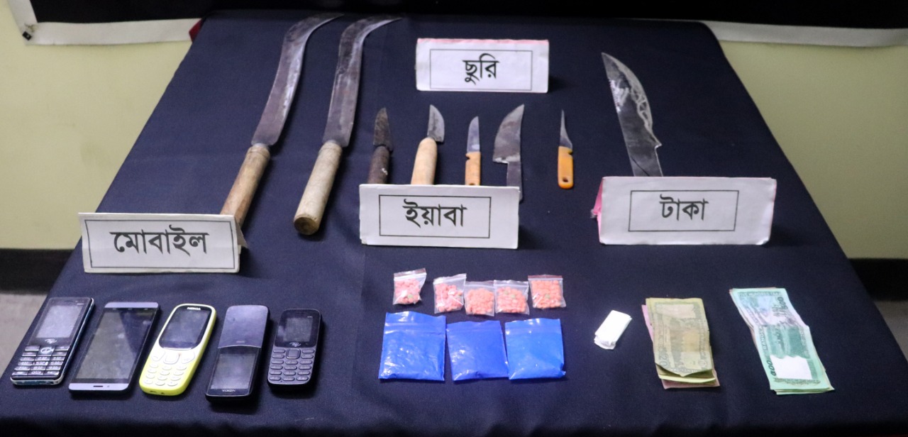 রাজধানীতে ডাকাতির প্রস্তুতিকালে গ্রেপ্তার ৮