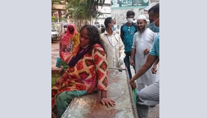 করোনা সন্দেহে মা-কে হাসপাতালের গেটে ফেলে গেছে সন্তান