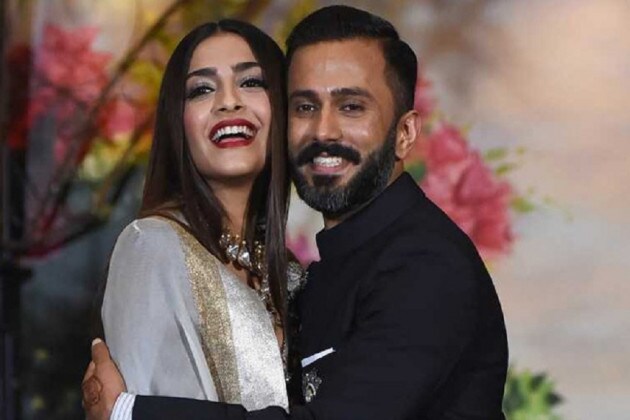 আইফেল টাওয়ারের নিচে প্রথম চুমু