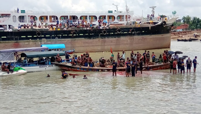 মাস্টার, না সহকারী ময়ূরী চালাচ্ছিল কে