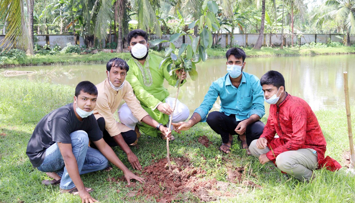 করোনায় মৃতদের উৎসর্গ করে বৃক্ষরোপণ