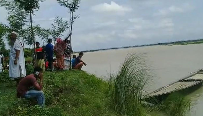 উত্তাল পদ্মায় ২ নৌকাডুবি, নিখোঁজ ৪