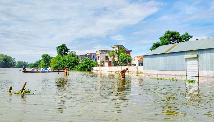 বিশুদ্ধ পানির সঙ্কটে পানিবন্দি লাখো মানুষ