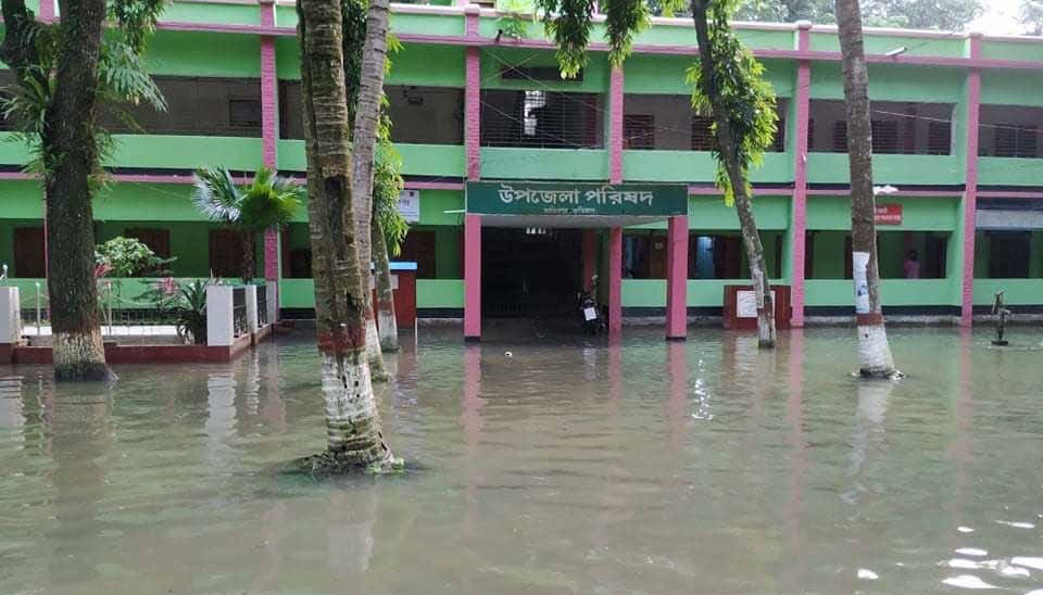 বিশুদ্ধ পানির সঙ্কটে পানিবন্দি লাখো মানুষ