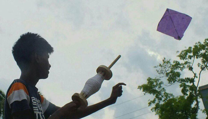 নানা রঙের ঘুড়ি উড়িয়ে সময় কাটছে তরুণদের